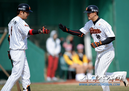 
	�Ե��� LG�� 2012 ���ξ߱� �ù���Ⱑ 25�� �λ� �������忡�� ���ȴ�. �Ե� �������� 6ȸ�� 1�� LG ��Űġ�κ��� �ַ�Ȩ���� ģ �� ����Ÿ�� �������� �������̺긦 �ϰ� �ִ�.

�λ�=���� ���� wook@sportschosun.com/2012.03.25/


