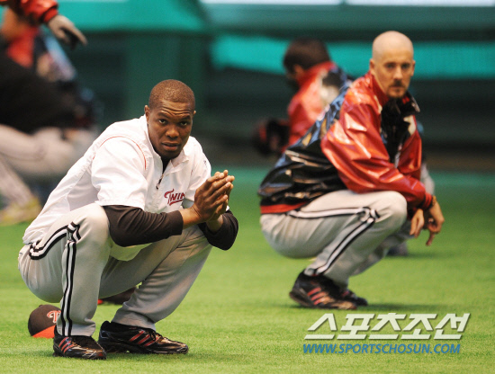 
	���ξ߱� LG �������� 18�� ��Ű���� �̽�ī�� ���忡�� �Ʒ��� �ϰ� �ִ�. ����� ��Űġ�� ��Ʈ��Ī�� �ϰ� �ִ�.

��Ű����(�Ϻ�)=���ؿ� ���� noodle@sportschosun.com/2012.02.18/ 


