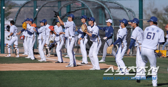 
	30�� ����(�ѱ��ð�) �̱� �ָ������� ���� 'Ű�� ������ ���÷���'���� NC ���̳뽺�� 2012 ������ķ���� ����Ǿ���. �������� �Ʒ� �� �������� ĳġ���� ���� Ǯ�� �ִ�.

����(�ָ�������)=���� ���� kyungmin@sportschosun.com / 2012.01.30.


