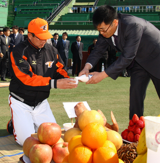 
	��ȭ �Ѵ�ȭ ������ 6�� ���� 2012���� ���� ��� ���翡�� ������ ��ġ�� �ִ�. ��������=��ȭ �̱۽�


