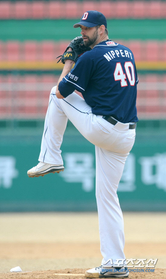 
	�ý��� �ְ� Ȱ���� �� �ܱ��� ������ ������ �λ� ����Ʈ. ������ ���� songs@sportschosun.com/2012.3.22


