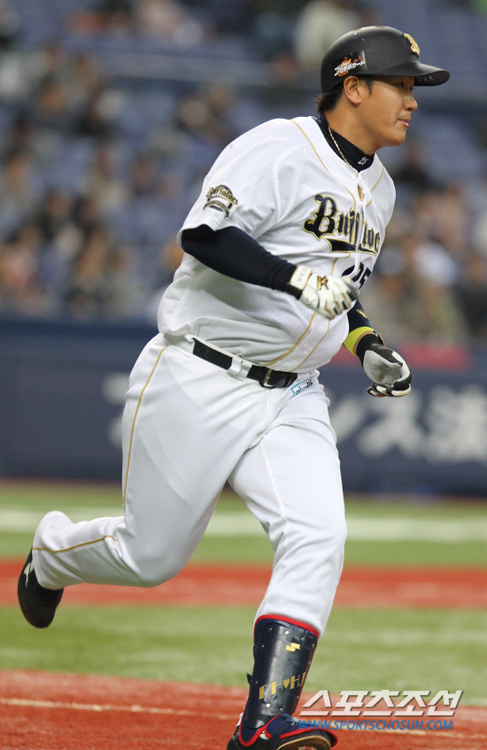 
	5ȸ ������ �̴�ȣ�� ���߰� 2��Ÿ�� �ĳ��� �ִ�.

����������= �������� /2012.03.25/


