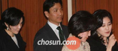 
	6�� ������ �Ѽֱ׷� ������ �ճ� ��ȥ�Ŀ� ������ �̼��� ���ϸ��� �λ���, ���翭 �Ｚ�����Ͼ ����, ȫ���� ����̼�����, �̺��� ȣ�ڽŶ� ����(���ʺ���)�� ���� ȣ�ڽŶ� ��ȥ���� �Ա��� ���� �ִ�. /������ ���� magnum91@chosun.com
