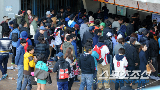 
	�ý��� 700�� ���߿� �����ϴ� 2012 ���ξ߱��� �������� ������. 7�� �λ� �������忡�� ������ �Ե��� ��ȭ�� ��� ����Ƽ���� �����Ϸ��� �߱��ҵ��� ��ǥ�� �տ� ���� ���� �� �ִ�.

�λ�=���� ���� wook@sportschosun.com


