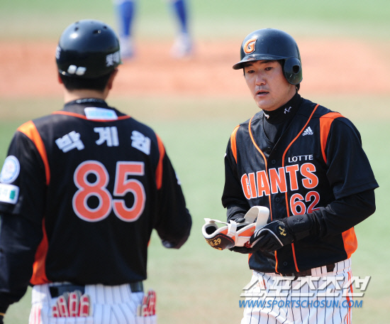 
	28�� �뱸���忡�� 2012 ���ξ߱� �Ե��� �Ｚ�� ��Ⱑ ���ȴ�. 3ȸ�� �Ե� Ȳ������ ��Ÿ�� ġ�� 1�翡�� �ڰ�� ��ġ�� ���ϸ� �ް� �ִ�.

�뱸=����� ���� cjg@sportschosun.com/2012.03.28/


