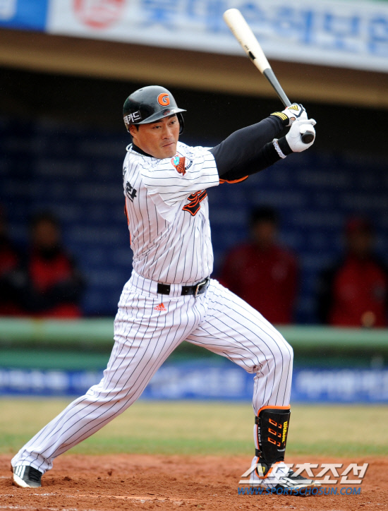 
	�Ե��� KIA�� 2012 ���ξ߱� �ù���Ⱑ 23�� �λ� �������忡�� ���ȴ�. 4ȸ�� 1�� 1�� KIA �̿�԰� 2��� �ö��̷� �������� �ִ�. �Ե� ����ȯ�� �Ŀ�Ÿ���� ������ �ִ�.

�λ�=���� ���� wook@sportschosun.com/2012.03.23/


