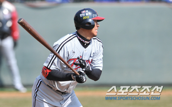 
	���ξ߱� KIA�� LG�� �ù���Ⱑ 27�� ���� ����߱��忡�� ��������. 6ȸ�� 1�� 1,2�� �̺��԰� 1Ÿ�� ����Ÿ�� ������ �ִ�.

����=���ؿ� ���� noodle@sportschosun.com/2012.03.27/


