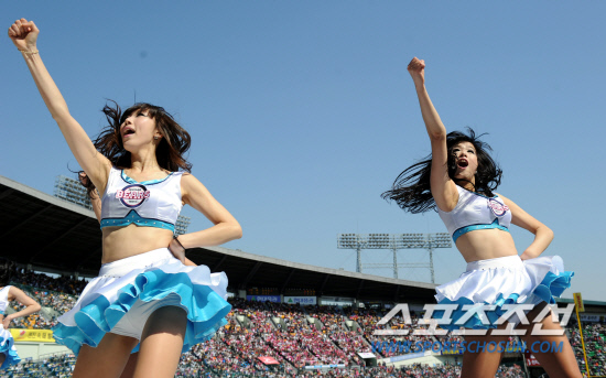 
	�ȵ� ���ξ߱� �ؼ��� �λ��� 2012 �������� 7�� ���� ��Ǿ߱��忡�� ��������. �λ� ġ������� ���� ������ ��ġ�� �ִ�.

���=���ؿ� ���� noodle@sportschosun.com/2012.04.07/


