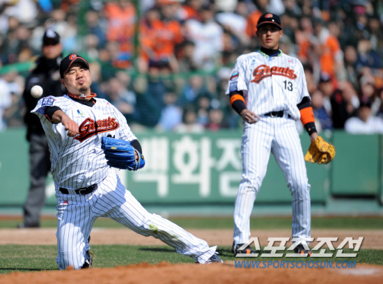 
	�Ե��� ��ȭ�� 2012 ���ξ߱� ������Ⱑ 7�� �λ� �������忡�� ���ȴ�. 3ȸ�� ���� 1�� ��ȭ �强ȣ�� ���� �� ������ �Ե� �۽����� ���� ���� ���� �۱��ϰ� �ִ�. �强ȣ�� ���߾�Ÿ�� ��ϵƴ�.

�λ�=���� ���� wook@sportschosun.com/2012.04.07/


