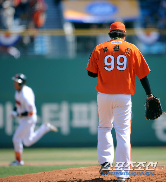 
	�Ե��� ��ȭ�� 2012 ���ξ߱� ������Ⱑ 7�� �λ� �������忡�� ���ȴ�. 1ȸ�� ��ȭ �������� �Ե� ����ȯ���� �¿� �ַ�Ȩ���� ����� �� �ƽ����ϰ� �ִ�. �� Ȩ���� 2012 ���� ù Ȩ������ ��ϵƴ�. 

�λ�=���� ���� wook@sportschosun.com/2012.04.07/


