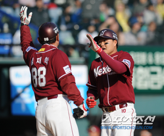 
	�ؼ� �������� 8ȸ �߿� �ַ�Ȩ���� ���� �� ������ ��ġ�� ���ϸ� �ް� �ִ�. ���=���ؿ� ���� noodle@sportschosun.com


