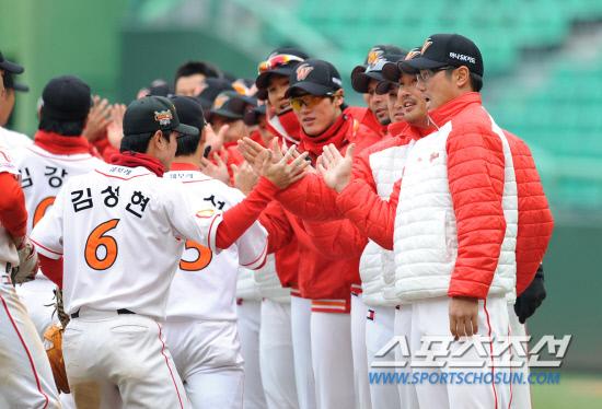 
	SK�� 7�� KIA���� �������� 6��2�� �¸��� �ŵ״�. ����������DB


