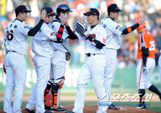 
	�Ե��� ��ȭ�� 2012 ���ξ߱� ������Ⱑ 7�� �λ� �������忡�� ���ȴ�. 4��1�� ������ ��⸦ �¸��� �Ե� �������� ����� ������ �ִ�.

�λ�=���� ���� wook@sportschosun.com/2012.04.07/


