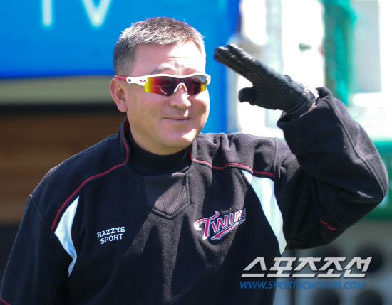 
	7�� �뱸���忡�� 2012 ���ξ߱� LG�� �Ｚ�� �������� ���ȴ�. LG ����� ������ �ڽ��� ���� �λ��ϴ� �Ｚ �����鿡�� ��ʷ� ȭ���ϰ� �ִ�.  �뱸=����� ���� cjg@sportschosun.com/2012.04.07/


