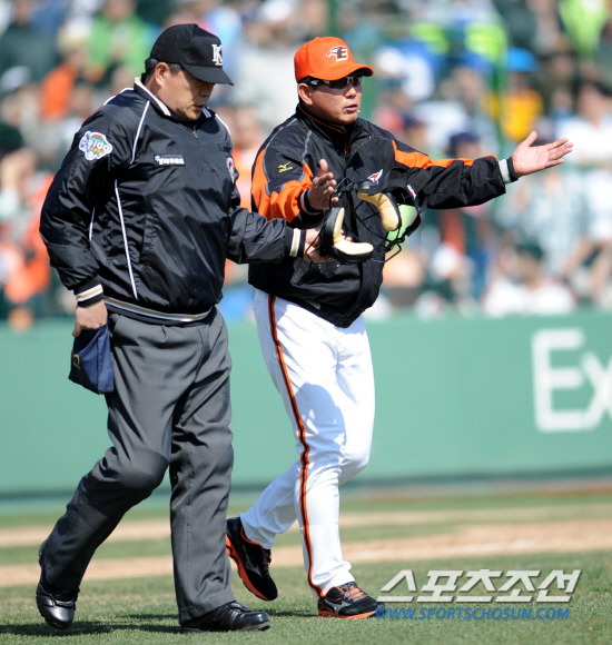 
	�Ե��� ��ȭ�� 2012 ���ξ߱� ������Ⱑ 7�� �λ� �������忡�� ���ȴ�. 3ȸ�� ���� ���� ��ȭ �������� �߰߼� �ö��̷� �ƿ������� 3������ �ѻ����� ������ ���� ���� �±׾ƿ��Ǿ���. ��ȭ �Ѵ�ȭ ������ �׶���� ���� ��Ȳ�� ���� ������ �ϰ� �ִ�.

�λ�=���� ���� wook@sportschosun.com/2012.04.07/


