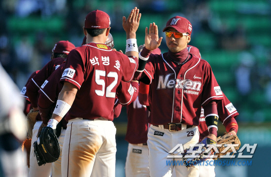 
	7�� �λ��� 6��2�� ���� ���� �������� �¸��� ����� �ؼ� �������� �������̺긦 �ϰ� �ִ�. ���=���ؿ� ���� noodle@sportschosun.com


