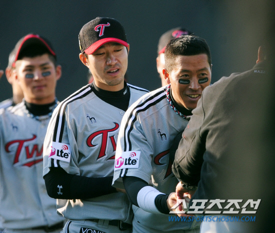 
	����� �������� ��� ���� �� ���� �߱����̴�. LG �̺��԰� 7�� �Ｚ���� �뱸 ���������� �¸��� �� ����� �������� �̳��� '�¸���'�� ì�� �����ϰ� �ִ�. �뱸=����� ���� cjg@sportschosun.com


