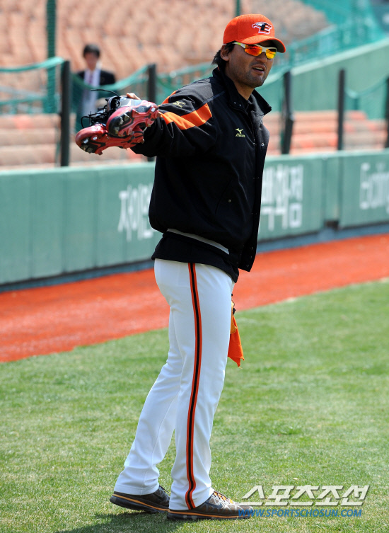 
	�Ե��� ��ȭ�� 2012 ���ξ߱� ��Ⱑ 8�� �λ� �������忡�� ���ȴ�. ��� �� ��ȭ ����ȣ�� �׶���� ������ �Ե� ȫ����� �̾߱⸦ ������ �ִ�.

�λ�=���� ���� wook@sportschosun.com/2012.04.08/


