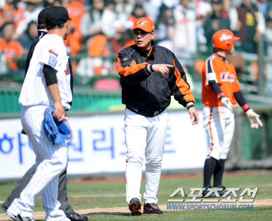 
	�Ե��� ��ȭ�� 2012 ���ξ߱� ������Ⱑ 7�� �λ� �������忡�� ���ȴ�. 3ȸ�� ���� ���� ��ȭ �������� �߰߼� �ö��̷� �ƿ������� 3������ �ѻ����� ������ ���� ���� �±׾ƿ��Ǿ���. ��ȭ �Ѵ�ȭ ������ �׶���� ���� ��Ȳ�� ���� ������ �ϰ� �ִ�.�λ�=���� ���� wook@sportschosun.com


