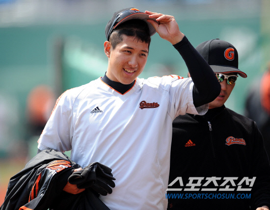 
	�Ե��� ��ȭ�� 2012 ���ξ߱� ��Ⱑ 8�� �λ� �������忡�� ���ȴ�. ��� �� �Ե� Ȳ����� ��Ʈ��Ī�� ��ġ�� ���ƿ����� ���� �ִ�.

�λ�=���� ���� wook@sportschosun.com/2012.04.08/


