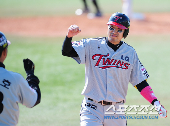 
	7�� �뱸���忡�� 2012 ���ξ߱� LG�� �Ｚ�� �������� ���ȴ�. 4ȸ�� 1�� ���� ���� �������� 2Ÿ�� ��Ÿ�� ģ �� ����ȣ ��ġ�� ���ϸ� �ް� �ִ�.

�뱸=����� ���� cjg@sportschosun.com/2012.04.07/


