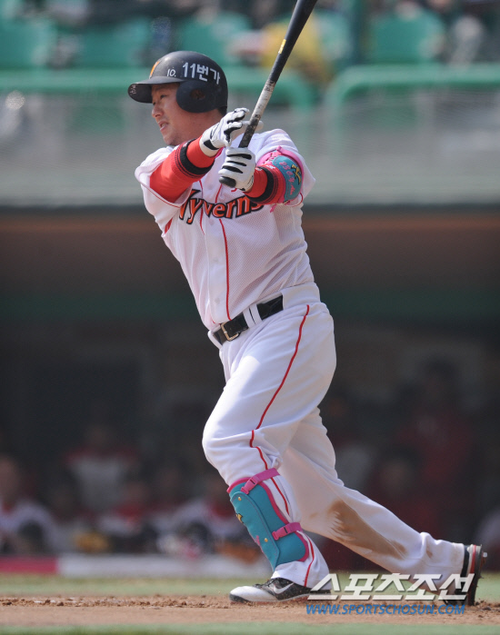 
	28�� ���� ��õ ���б��忡�� 2012 ���ξ߱� �ù���� ��ȭ�� SK�� ��Ⱑ ���ȴ�. 6ȸ�� SK ��ġ���� 1�� 1,3�缭 2Ÿ�� ����Ÿ�� �ĳ��� �ִ�.

��õ=���� ���� kyungmin@sportschosun.com / 2012.03.28.


