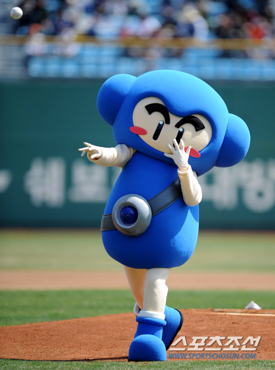 
	�Ե��� ��ȭ�� 2012 ���ξ߱� ��Ⱑ 8�� �λ� �������忡�� ���ȴ�. ����ĳ������ '�ٿ�'�� �ñ��� �ϰ� �ִ�.�λ�=���� ���� wook@sportschosun.com


