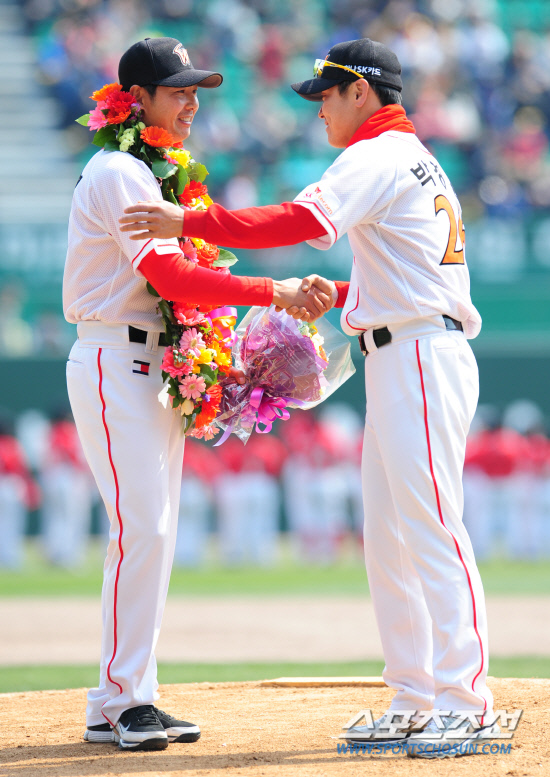 
	SK ����� ��ġ�� 8�� ����Ŀ��� ���������� ģ�� �ڰ�����κ��� �ɴٹ��� ���� �� �Ǽ��� ������ �ִ�. ���� �ٶ󺸴� ���� �����ϴ�. ��õ= ���� ���� kyungmin@sportschosun.com 


