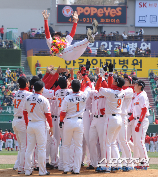 
	SK �������� 8�� ����� ���� ����� ��ġ ����Ŀ��� ����忡 �� �� ��ġ�� �󰡷�ġ�� �ִ�. ��õ=���� ���� kyungmin@sportschosun.com


