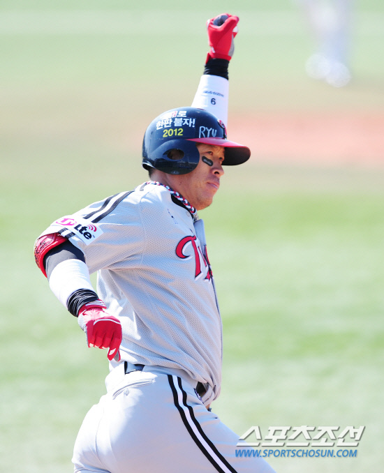 
	7�� �뱸���忡�� 2012 ���ξ߱� LG�� �Ｚ�� �������� ���ȴ�. 3ȸ�� ���� ���翡�� ���� �̺��԰� ��� �������� ��Ʈ���� 1�縦 ���� ������ ��½ ��� �ִ�.

�뱸=����� ���� cjg@sportschosun.com/2012.04.07/


