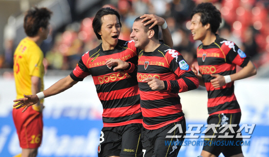 
	�����౸ ���� ��ȭ�� ���� ��ƿ������ ��Ⱑ 8�� ���� źõ���տ�忡�� ��������. ������ ���� ������Ű�� ȯȣ�ϰ� �ִ�.

����=���ؿ� ���� noodle@sportschosun.com/2012.04.08/ 


