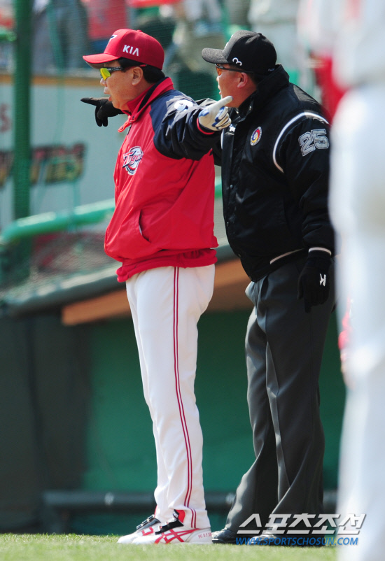 
	KIA ������ ������ 2ȸ�� SK �� ���� ���� Ÿ���� ���� ����� 3��Ÿ�� ���� �Ŀ��� �ƴϳĸ� �����ϰ� �ִ�. ��õ=���� ���� kyungmin@sportschosun.com 


