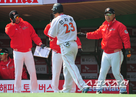 
	8�� ���� ��õ ���б��忡�� 2012 ���ξ߱� KIA�� SK�� ��Ⱑ ���ȴ�. 2ȸ�� SK ������ ����Ÿ �� Ȩ�� ���� ��ġ���� �̸��� ������ �������̺긦 ������ �ִ�. ��õ= ���� ���� kyungmin@sportschosun.com 


