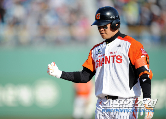 
	�Ե��� ��ȭ�� 2012 ���ξ߱� ��Ⱑ 8�� �λ� �������忡�� ���ȴ�. 6ȸ�� 2�� 2�� �Ե� ����ȣ�� 1Ÿ�� ����Ÿ�� ġ�� �ָ��� �Ҳ� ��� �ִ�.

�λ�=���� ���� wook@sportschosun.com/2012.04.08/


