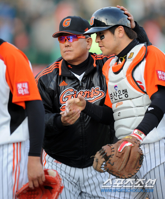 
	�Ե��� ��ȭ�� 2012 ���ξ߱� ��Ⱑ 8�� �λ� �������忡�� ���ȴ�. 10��5�� �¸��ϸ� ���� 2������ ��� ������ �Ե� ���ȣ ������ ���� ����ȣ�� �ݷ��ϰ� �ִ�. ����ȣ�� ���ð�� 4��Ÿ�� ġ�� �¸��� �̲�����.

�λ�=���� ���� wook@sportschosun.com/2012.04.08/


