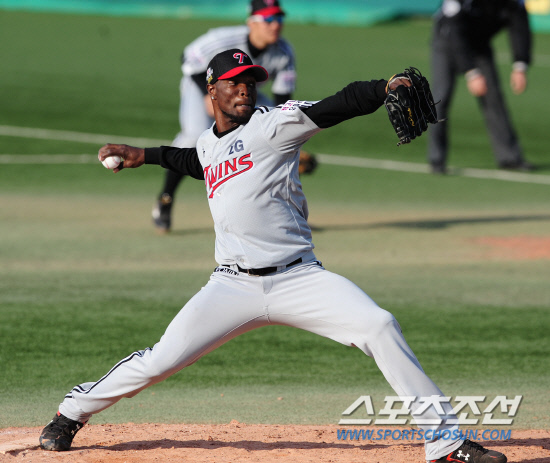 
	8�� �뱸���忡�� 2012 ���ξ߱� LG�� �Ｚ�� ��Ⱑ ���ȴ�. ������ 3-0���� �ռ� 9ȸ ������ ��� ������ ���� �Ѹ��� �ִ�.

�뱸=����� ���� cjg@sportschosun.com/2012.04.08/


