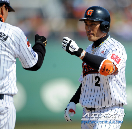 
	�Ե��� ��ȭ�� 2012 ���ξ߱� ������Ⱑ 7�� �λ� �������忡�� ���ȴ�. 3ȸ�� 1�� 2�� �Ե� ����ȯ�� 1Ÿ�� ���� ����Ÿ�� ġ�� �ڰ�� 1�� ��ġ�� �������̺긦 �ϰ� �ִ�.

�λ�=���� ���� wook@sportschosun.com/2012.04.07/


