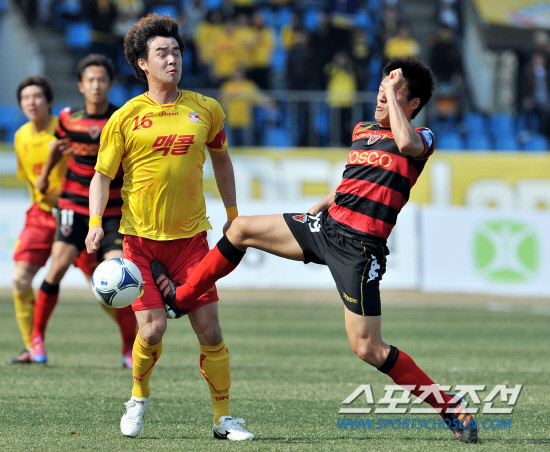 
	�����౸ ���� ��ȭ�� ���� ��ƿ������ ��Ⱑ 8�� ���� źõ���տ�忡�� ��������. �̸���(������)�� �輺ȯ�� �������� ���̴� �޼Ҹ� �Ⱦ����� �ִ�. 

����=���ؿ� ���� noodle@sportschosun.com/2012.04.08/ 


