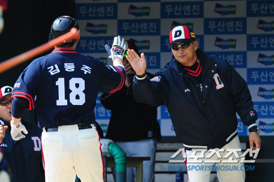 
	�λ� ������ ������ 2ȸ Ȩ�� ��� ������ �赿�ֿ� �������̺긦 �ϰ� �ִ�. ���=������ ���� rainmaker@sportschosun.com


