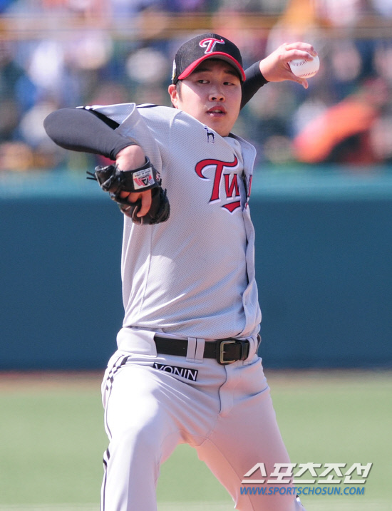 
	8�� �뱸���忡�� 2012 ���ξ߱� LG�� �Ｚ�� ��Ⱑ ���ȴ�. ���� ���� �̽¿찡 ������ ���� ������ �ִ�.

�뱸=����� ���� cjg@sportschosun.com/2012.04.08/


