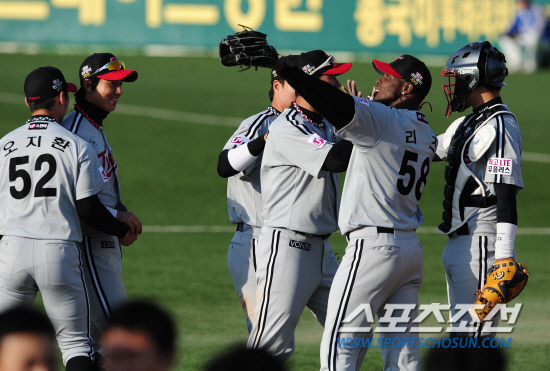 
	LG�� ���� 2���¿��� �ұ��ϰ� ���� �� ���� �ִ�. LG ���������� ����� ���ἱ������ 8�� �뱸 �Ｚ������ �¸��� �� ���� �����Ӵϸ� �ϰ� �ִ�. �뱸=����� ���� cjg@sportschosun.com


