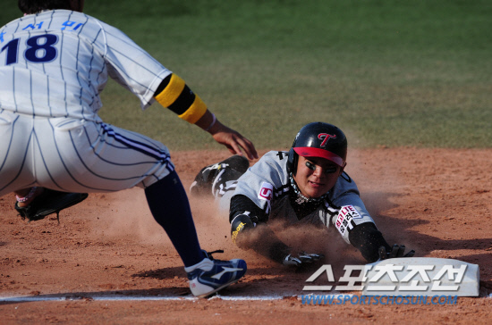 
	LG ����ȯ�� 8�� �뱸 �Ｚ�� 8ȸ�� ���߰��� ������ ����Ÿ�� ģ �� 3����� �޷� �������ǰ� �ִ�.

�뱸=����� ���� cjg@sportschosun.com


