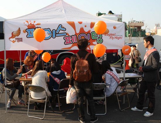 
	��ȭ�� 10�� û�� Ȩ �������� �¾� �پ��� ���� �̺�Ʈ�� �����Ѵ�. ������ ������ Ȩ �������� ���̽� ������ �̺�Ʈ ����. ��������=��ȭ �̱۽�


