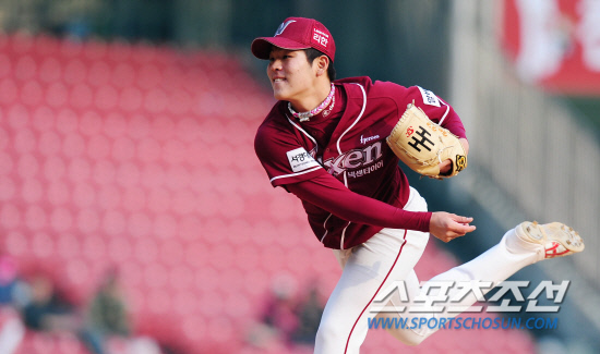 
	2012 ���ξ߱� �λ�� �ؼ��� ��Ⱑ 8�� ��� �߱��忡�� ���� ����. �ؼ� �������� ������ 7ȸ 1�� 2,3���� ���⿡�� ���� ���������� Ʋ�� ���� ���� ���⿡�� ���ߴ�.

���=������ ���� rainmaker@sportschosun.com/2012.04.08/


