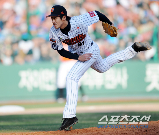 
	�Ե��� ��ȭ�� 2012 ���ξ߱� ������Ⱑ 7�� �λ� �������忡�� ���ȴ�. 8ȸ�� ������ �Ե� �輺ȣ�� �����ϰ� �ִ�. 

�λ�=���� ���� wook@sportschosun.com/2012.04.07/


