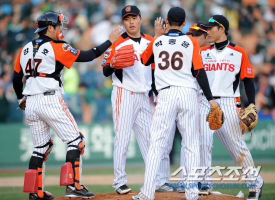 
	�Ե��� ��ȭ�� 2012 ���ξ߱� ��Ⱑ 8�� �λ� �������忡�� ���ȴ�. 10��5�� �¸��ϸ� ���� 2������ ��� ������ �Ե� �������� ����� ������ �ִ�.

�λ�=���� ���� wook@sportschosun.com/2012.04.08/


