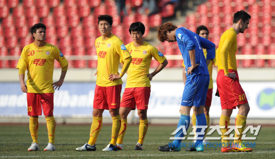 
	�����౸ ���� ��ȭ�� ���� ��ƿ������ ��Ⱑ  8�� ���� źõ ���տ�忡�� ��������. 0��2�� ���׿� ���� ���� �������� ħ���� ǥ���� ���� �ִ�.

����=���ؿ� ���� noodle@sportschosun.com/2012.04.08/


