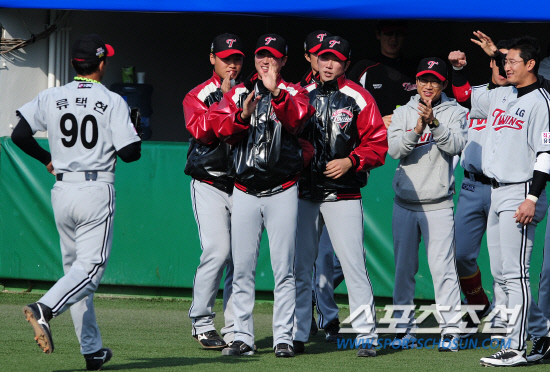 
	8�� �Ｚ�� 7ȸ �����츦 �������� �������� �������� ���ƿ� �տ��� ȯ�����ְ� �ִ� LG ������. �뱸=����� ���� cjg@sportschosun.com/2012.04.08/


