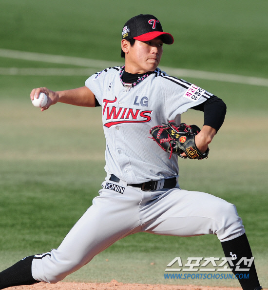 
	8�� �뱸���忡�� 2012 ���ξ߱� LG�� �Ｚ�� ��Ⱑ ���ȴ�. 8ȸ�� 2�� 1�� �Ｚ ������ Ÿ�� �� ���� ���� ������ ���� �Ѹ��� �ִ�.

�뱸=����� ���� cjg@sportschosun.com/2012.04.08/


