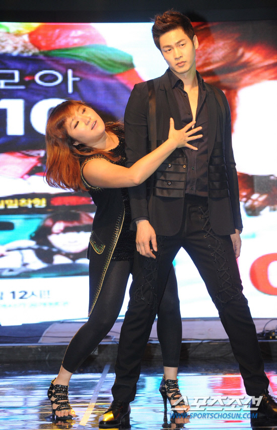 
	���� ����� ������ ����� tvN�� '���Ÿ��� ���־�'�� ����10�� �¾Ҵ�. 2007�� 4�� ù��� ���� 6�Ⱓ �̾�� '���ſ�'�� 30�� ��ó���� ����� �����̾߱⸦ �����ϰ� �׷��´�. 9�� ���� ������ Ÿ�ӽ������ ���� ���� ��ǥȸ���� ���ΰ��� �������� ���ȣ�� ������ Ŀ�ô����� ������ ���븦 ����ϰ� �ִ�.

�ֹ��� ���� deer@sportschosun.com 


